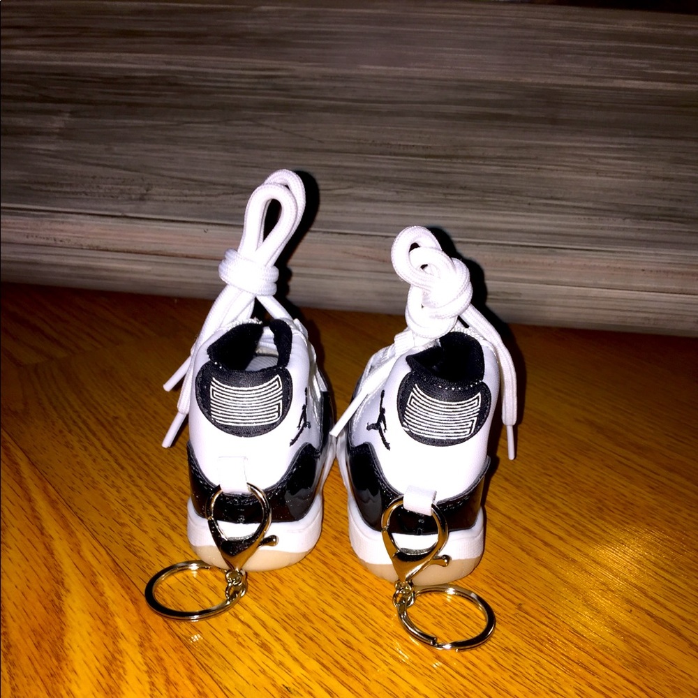 Jordan 11 - Picture 2 of 2